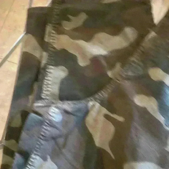 New! American Eagle Super Stretch Camo Mom Corduroy Jeans - Picture 5 of 8